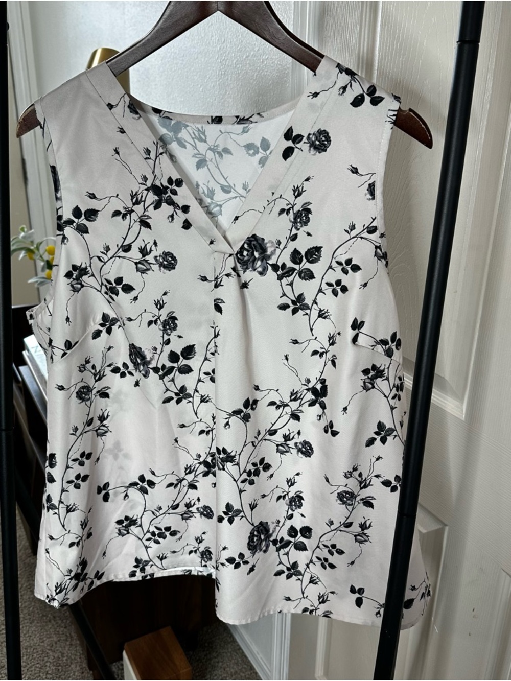 Sleeveless V-Neck Floral Blouse - White with Black Floral ❄️